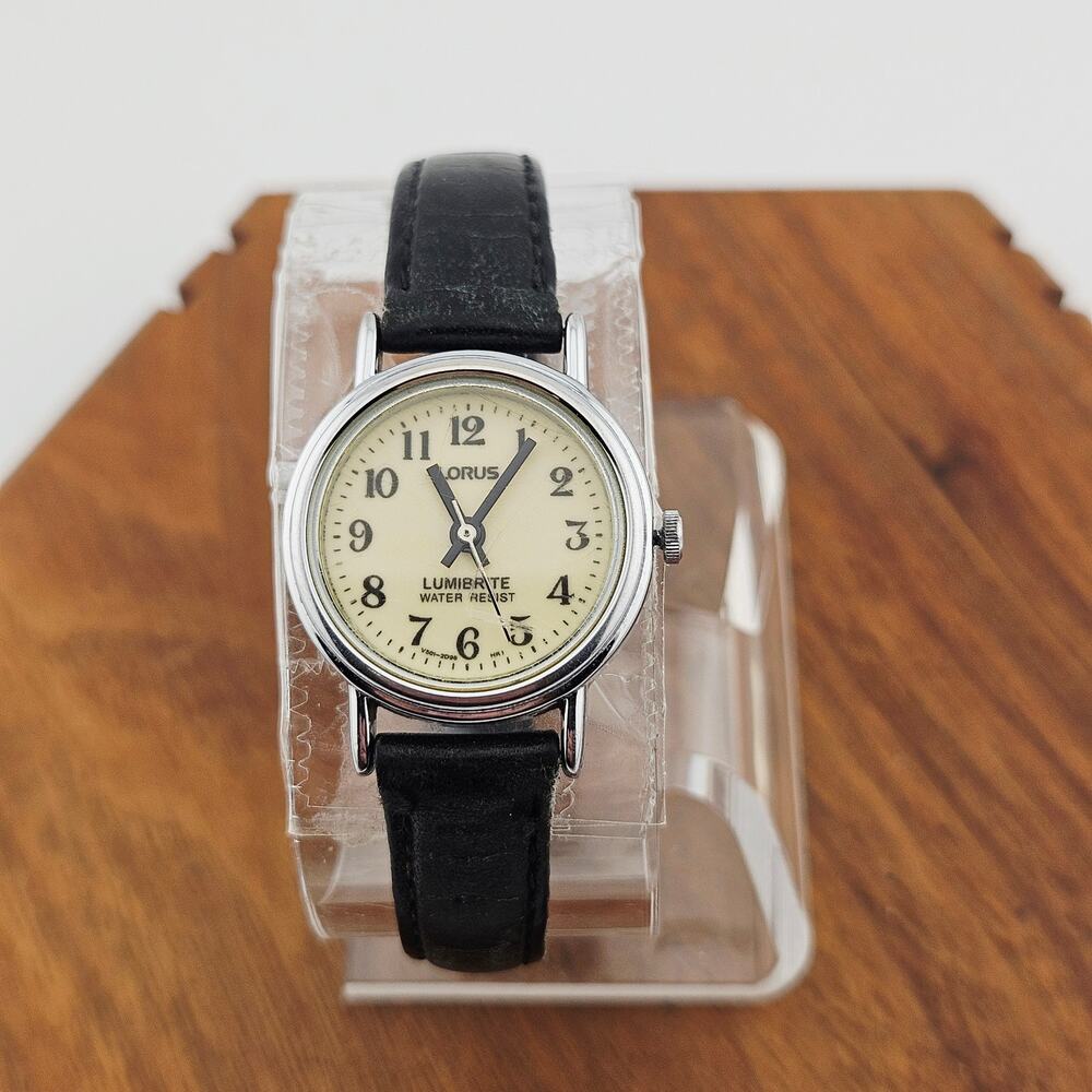 Vintage Lorus Women's Silver Tone Watch Leather Band Basic Everyday Casual V-501